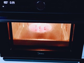 好吃不上火～红枣紫薯发糕,再次入蒸烤箱中层，选择鲜嫩纯蒸，温度为100°、时间30分钟！结束后焖5分钟再取出！