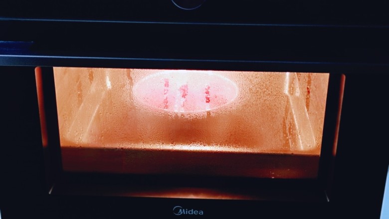 好吃不上火～红枣紫薯发糕,再次入蒸烤箱中层，选择鲜嫩纯蒸，温度为100°、时间30分钟！结束后焖5分钟再取出！