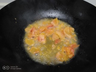 鱼块炖芋头粉,锅中放入适量油，放入西红柿块炒软。