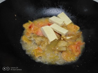 鱼块炖芋头粉,加入冻豆腐和鱼块。