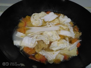 鱼块炖芋头粉,待芋头粉煮熟，加入白菜。