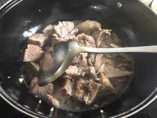 大蒜炒羊肉,加入一大碗清水。