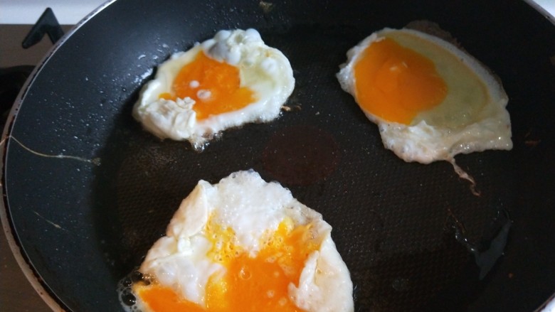 葱油蛋夹馍  新文美食,在打入三个鸡蛋，把蛋黄挑开，在撒上少许盐，煎制金两熟透为止。