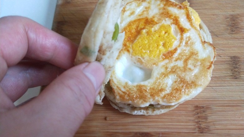 葱油蛋夹馍  新文美食,加入鸡蛋。