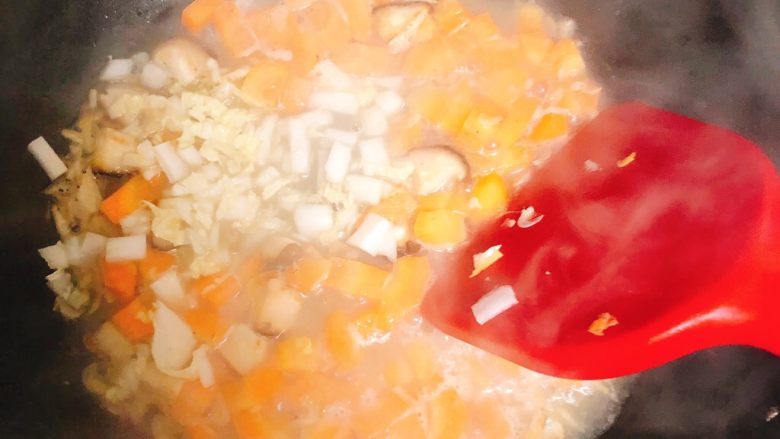虾米时蔬红薯烩饭,先把虾米和香菇一起入锅炒，再倒入胡萝卜和白菜最后加入少许汤调味！调味品：宝宝盐和酱油即可！
