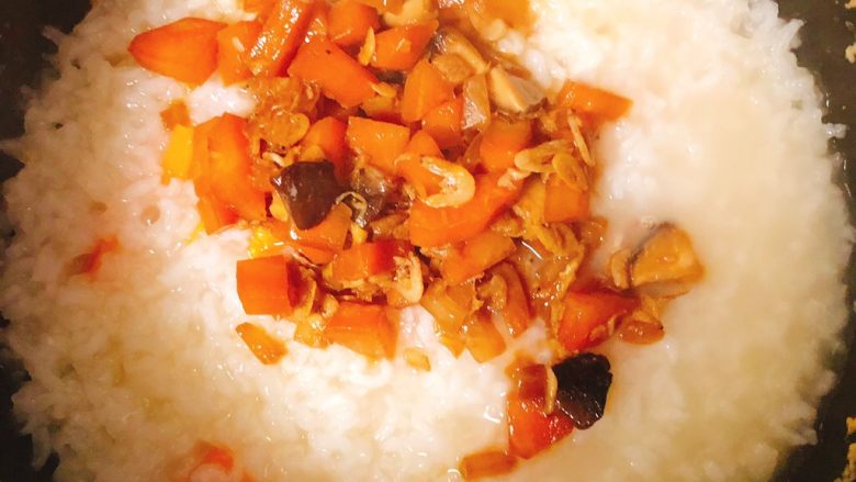 虾米时蔬红薯烩饭,等米饭蒸到快收水的状态倒入炒好的时蔬