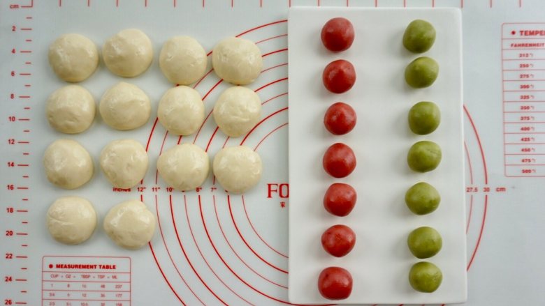 新年自制伴手礼—双色绣球酥,把油皮平均分成14份，揉成小球；两种颜色的油酥平均分成7份，揉成小球。