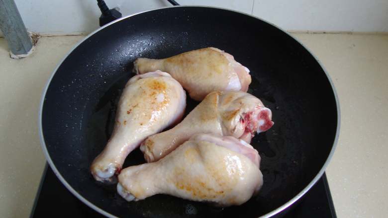 法餐：里昂洋葱醋鸡,橄榄油加黄油把鸡肉煎至表皮微焦取出备用