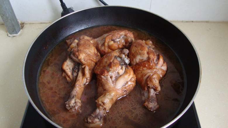 法餐：里昂洋葱醋鸡,放入煎好的鸡肉盖上锅盖焖煮至软烂，中间给鸡肉翻个面让其充分上色。把鸡肉再取出来备用