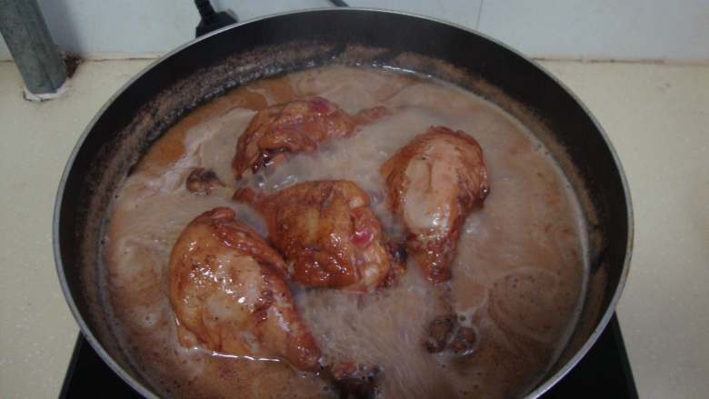 法餐：里昂洋葱醋鸡,放入煮好的鸡肉再稍微煮一下入味，取出装盘
