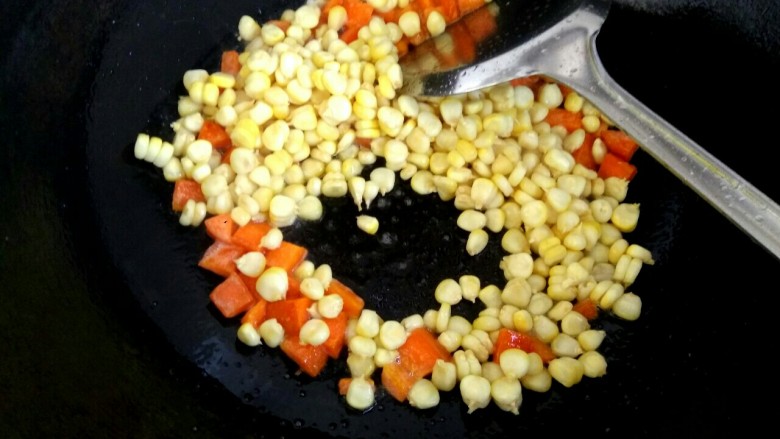 炒粘玉米粒,把胡萝卜炒至断生，放入玉米粒翻炒