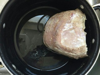 “英雄套餐”—下酒菜酱牛肉,煮开后把浮沫倒掉洗干净牛肉。