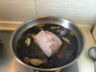 “英雄套餐”—下酒菜酱牛肉,把牛肉放在刚刚煮的调味料内
