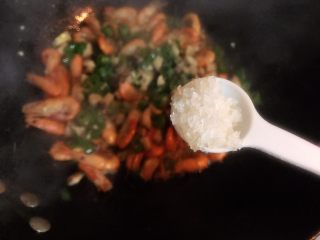 杭椒香菇炒河虾,加两小勺细砂糖，翻炒均匀，即可