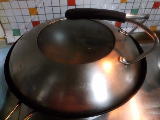 杭椒香菇炒河虾,盖上锅盖，转小火，焖煮2分钟