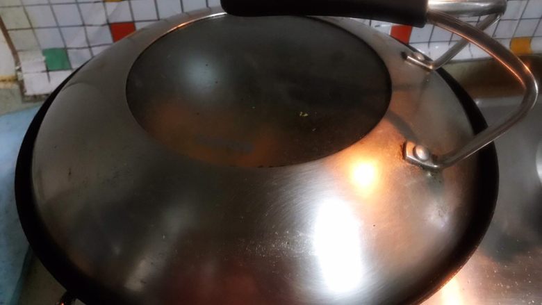 杭椒香菇炒河虾,盖上锅盖，转小火，焖煮2分钟