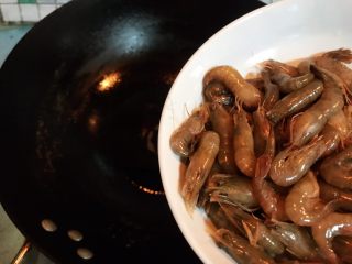 杭椒香菇炒河虾,待锅内油七分热时，下小河虾