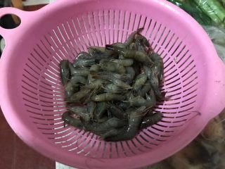 杭椒香菇炒河虾,准备适量小河虾，适量的意思是想吃多少就做多少