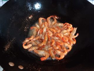 杭椒香菇炒河虾,翻炒至小河虾变色