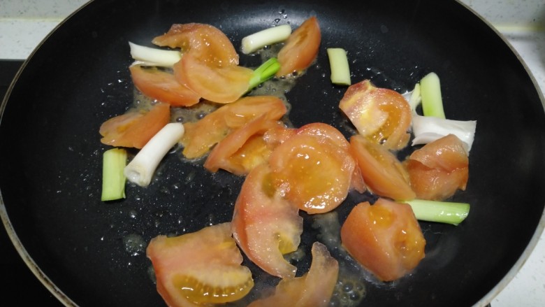 西红柿炒西葫芦,放入西红柿块。