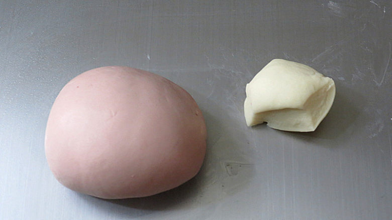 猪年大吉【猪猪卡通馒头】 ,揉成一个粉红色面团，剩余的面团约20克，加盖保鲜膜