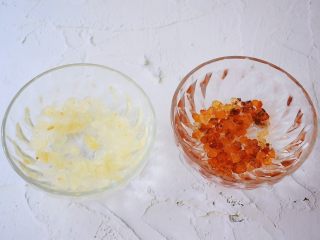 桃胶皂角米羹,桃胶和皂角米提前12小时浸泡备用
