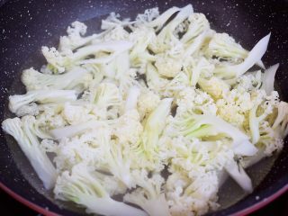 菜花炒腊肠,锅中烧开水，再把菜花放入焯水一分钟