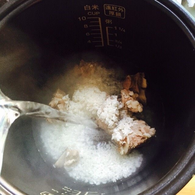 #猪肋排#筒骨胡萝卜粥,加入足够的热水