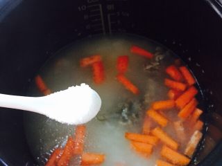 #猪肋排#筒骨胡萝卜粥,加1.5小茶匙盐并盖上锅盖继续煮20分钟