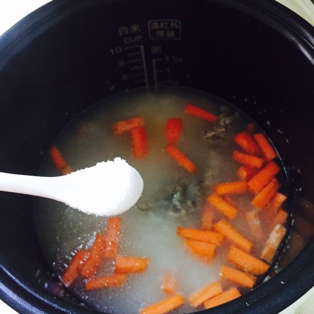 #猪肋排#筒骨胡萝卜粥,加1.5小茶匙盐并盖上锅盖继续煮20分钟