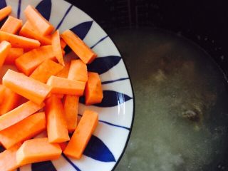 #猪肋排#筒骨胡萝卜粥,待煮至40分钟左右再放入胡萝卜