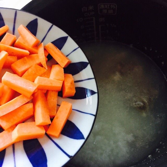 #猪肋排#筒骨胡萝卜粥,待煮至40分钟左右再放入胡萝卜