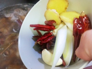 红烧猪小排,水开后下入葱，姜，蒜，干辣椒，八角