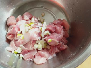 菠萝咕噜肉,葱加入切好的猪肉里
