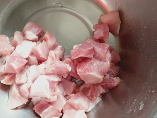 菠萝咕噜肉,猪瘦肉洗净切小块