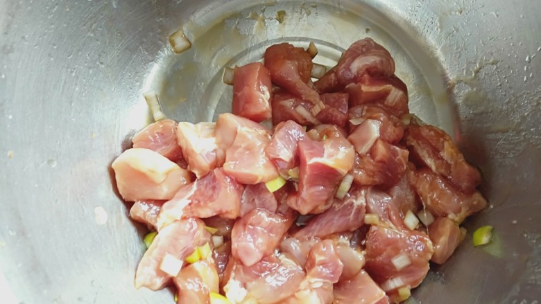 菠萝咕噜肉,搅拌均匀，腌制5分钟