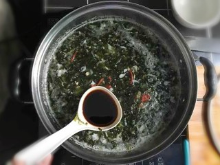 紫菜虾皮鸡蛋面,搅拌均匀后，加入一汤勺的生抽。