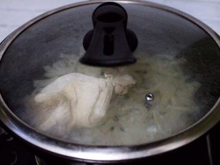 过年必备的水晶猪皮冻,锅中加入白酒，大火烧开，转小火慢慢炖至1个半小时后。