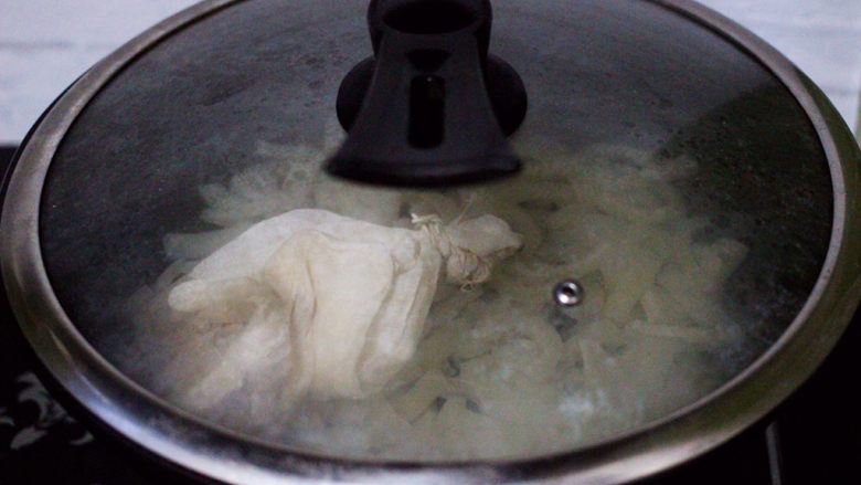过年必备的水晶猪皮冻,锅中加入白酒，大火烧开，转小火慢慢炖至1个半小时后。
