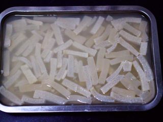 过年必备的水晶猪皮冻,把煮好的猪皮倒入器皿里，放凉后放进冰箱冷藏2-3小时成型即可。