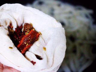 过年必备的水晶猪皮冻,把桂皮和八角，肉蔻和草蔻，花椒和小茴香放入纱布里。