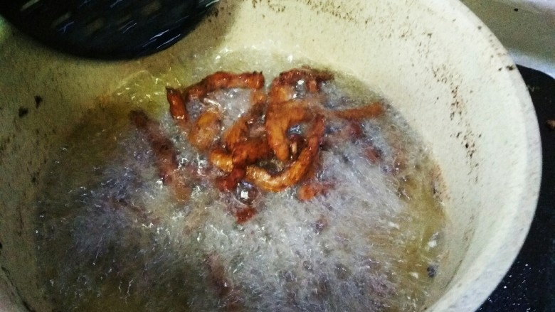 #猪年#麻辣孜然猪肉干,第二天把油烧热直接放肉炸透。