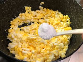 韭菜盒子,再把鸡蛋炒散，这样炒出来的鸡蛋会好看些，鸡蛋炒7成熟就好，关火，加入少许盐，翻炒均匀，然后先把鸡蛋盛出来晾凉