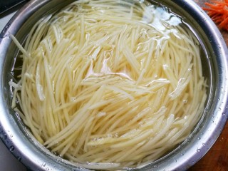 超爽口的凉拌土豆丝,土豆去皮切成丝泡水中10分钟，再重复浸泡清洗几次。