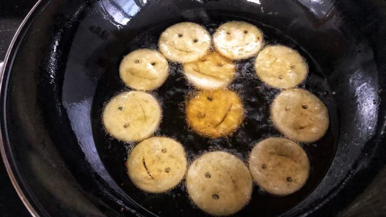 笑脸土豆饼,锅里倒入适量油，加热到七成热之后下入土豆饼炸至两面金黄就可以了！