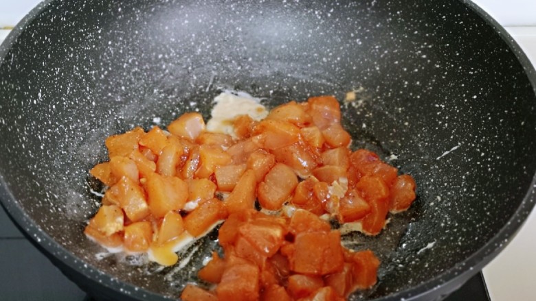 低脂低热彩蔬黑胡椒鸡丁,起油锅，加入腌制好呢鸡胸肉，小火翻炒。