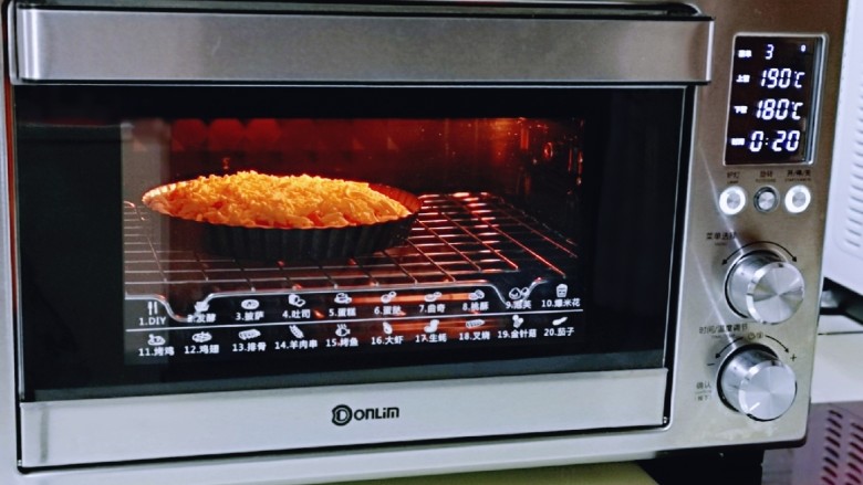 披萨新吃法～奥尔良鸡丁披萨,上管190度，下管180度烤20-25分钟。(具体时间及温度请根据自家烤箱性能另定)