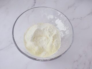 旺仔小馒头,把低筋面粉、马铃薯淀粉、能立多配方奶粉、泡打粉混合过筛备用