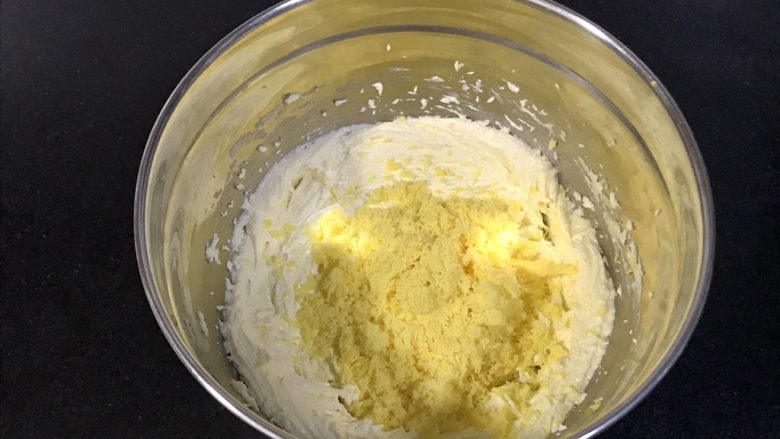 玛格丽特饼干,把蛋黄过筛去黄油，借助刮刀压一下才好完成。
