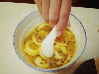 手打百香果柠檬茶,柠檬切片跟百香果一起搅拌下，把柠檬片挤压一下，这样更容易入味哟！